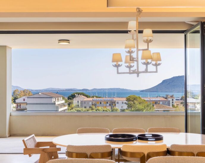 Porto-Vecchio, Town Centre, Sea-View Apartment, 3 Bedrooms, Terrace, Close to Beaches