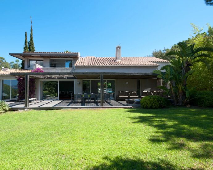 Porto-Vecchio, Domaine de Cala Rossa, 7 bedroom villa, swimming pool, walking distance to the beach