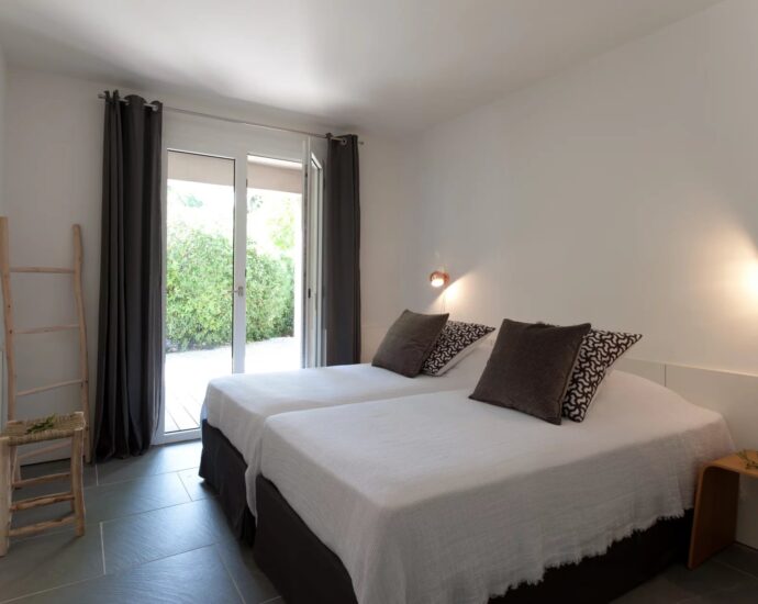 Porto-Vecchio, Domaine de Cala Rossa, 7 bedroom villa, swimming pool, walking distance to the beach