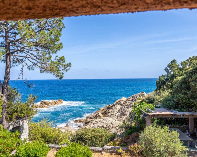 Plage de Canella, Sari-solenzara, pied dans l&rsquo;eau, accès privé plage.