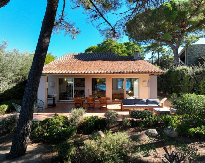 RV1880 – Domaine de Cala Rossa, villa 4 chambres, pied dans l’eau