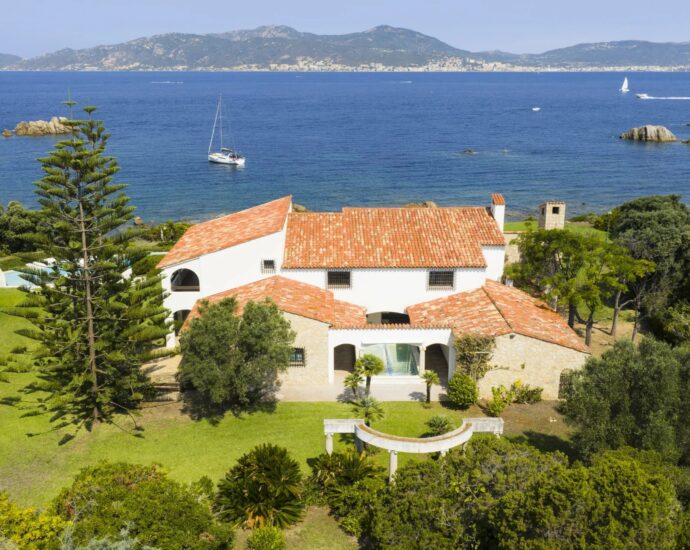 Porticcio, Presqu’île d’Isolella, Villa pieds dans l&rsquo;eau, 7 chambres, piscine, plage à pied, vue mer panoramique
