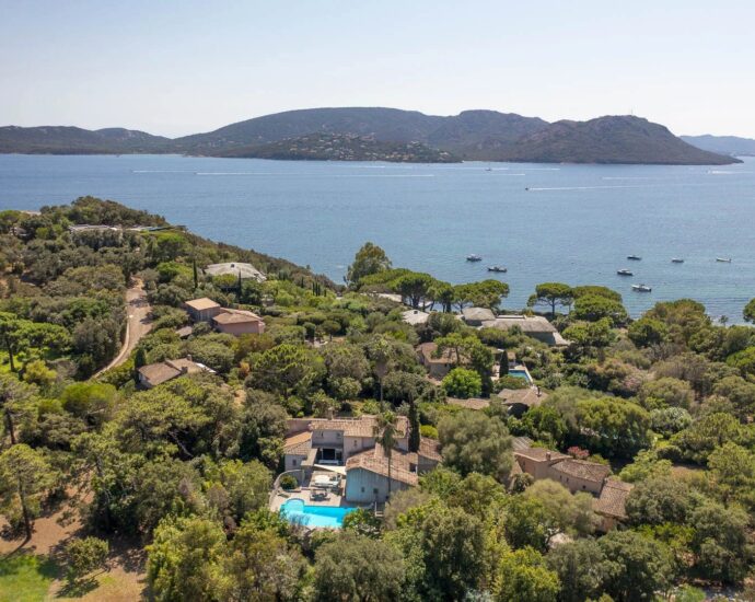 Porto-Vecchio, Domaine de Cala Rossa, 7 bedroom villa, swimming pool, walking distance to the beach