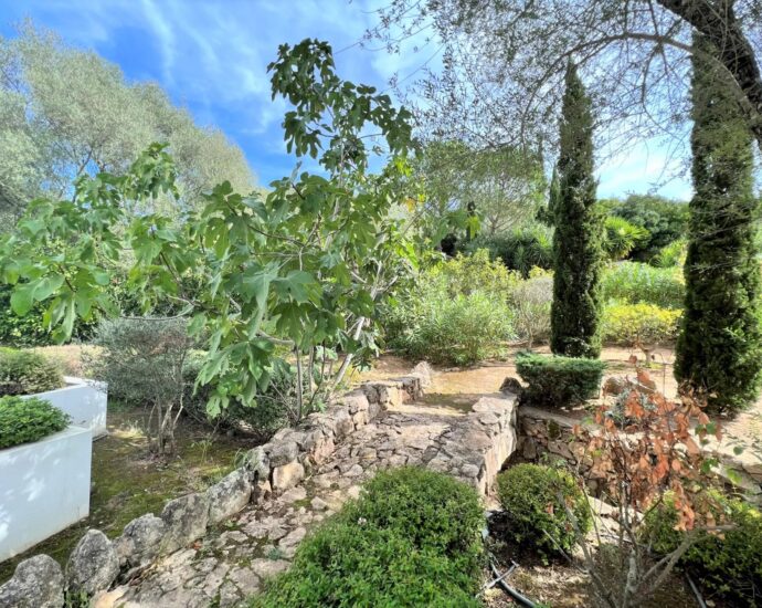Lecci, Villa avec piscine,  5 chambres, environnement calme, proche plage et commodités