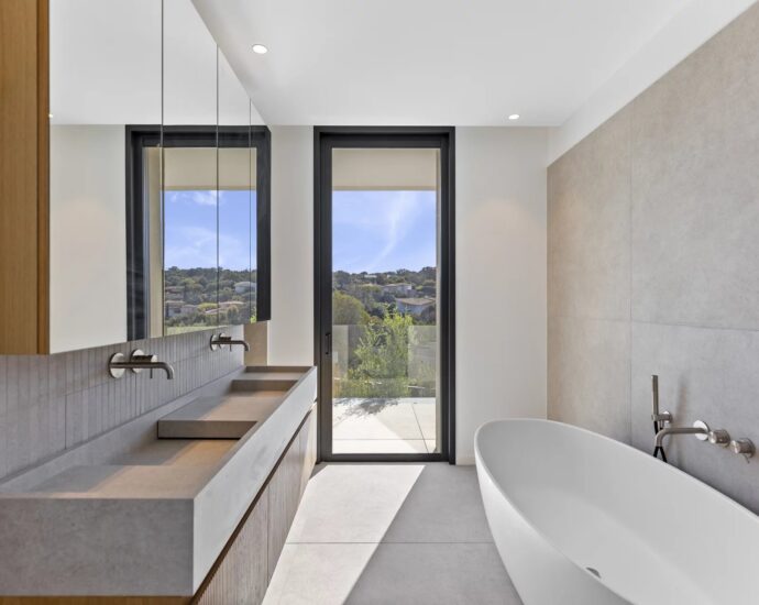 Villa contemporaine neuve, 4 chambres, piscine, vue mer, proche plage