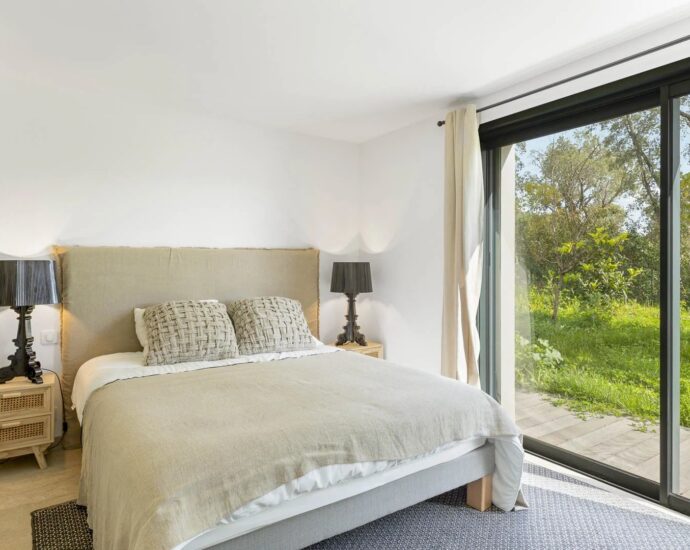 Porto-Vecchio, Arasu, Saint-Cyprien, villa d&rsquo;architecte, 7 chambres, piscine, plage à pieds