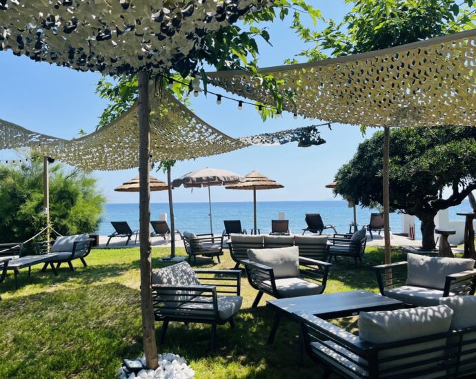 Cap Corse, Sisco, Domaine privé pieds dans l&rsquo;eau, 4 logements, espaces extérieurs, projet résidentiel ou touristique, vue et accès direct à la mer