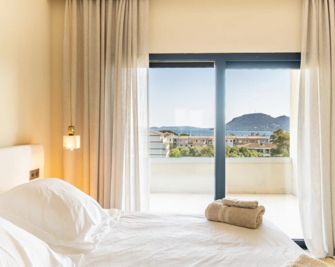 Porto-Vecchio, Town Centre, Sea-View Apartment, 3 Bedrooms, Terrace, Close to Beaches