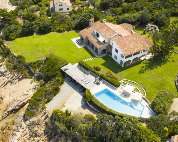 Porticcio, Presqu’île d’Isolella, Villa pieds dans l&rsquo;eau, 7 chambres, piscine, plage à pied, vue mer panoramique