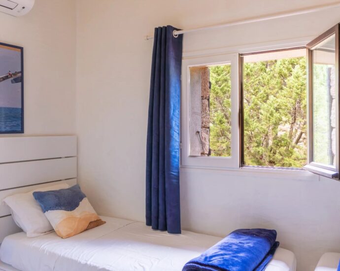 Porto-Vecchio, Palombaggia, 4 Bedroom Villa with Pool, Sea View and Close to the Beach