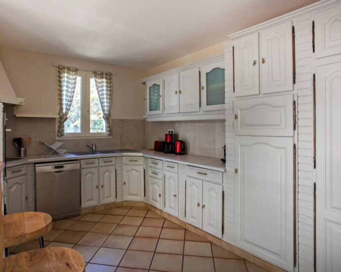 Calvi, Villa 4 chambres, vue mer, piscine chauffée, plage à pied.