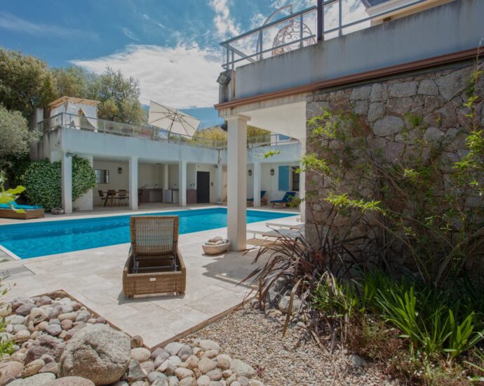 Calvi, Villa 4 chambres, vue mer, piscine chauffée, plage à pied.