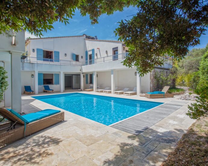 Calvi, Villa 4 chambres, vue mer, piscine chauffée, plage à pied.