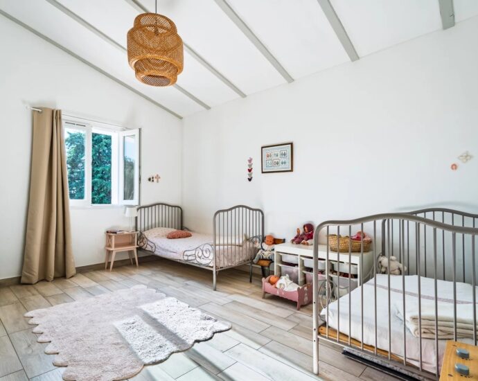 Lumio, Villa de plain pied, 4 chambres, dépendance, piscine, vue montagnes, plage à pied