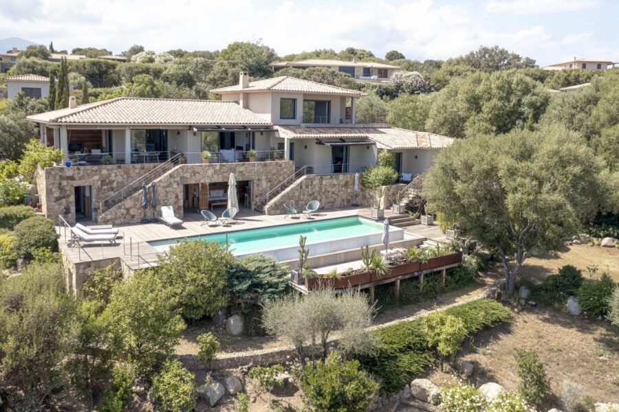 Pinarello –  domaine privé, villa d’architecte de 5 chambres avec piscine, garage ,vue mer panoramique, au calme