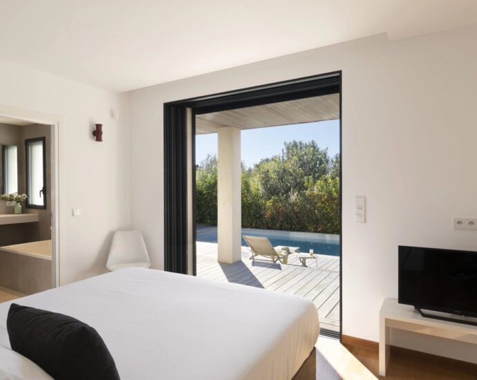 Porto Vecchio, Cala Rossa, 7 bedrooms villa, Pool, close to the beach, Sea views