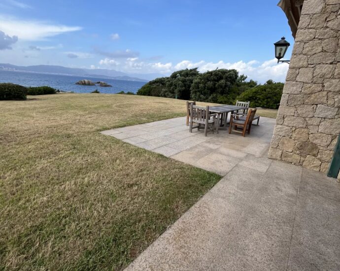 Porticcio, Presqu’île d’Isolella, Villa pieds dans l&rsquo;eau, 7 chambres, piscine, plage à pied, vue mer panoramique