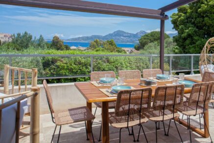 Calvi, Villa 4 chambres, vue mer, piscine chauffée, plage à pied.