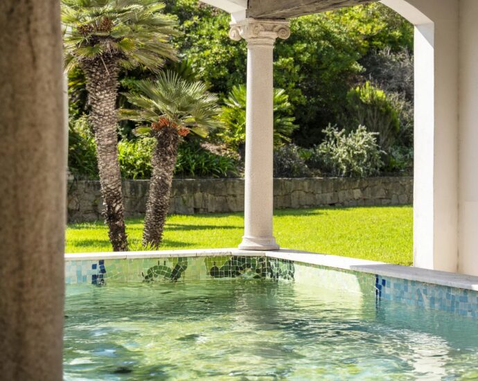 Porticcio, Presqu’île d’Isolella, Villa pieds dans l&rsquo;eau, 7 chambres, piscine, plage à pied, vue mer panoramique
