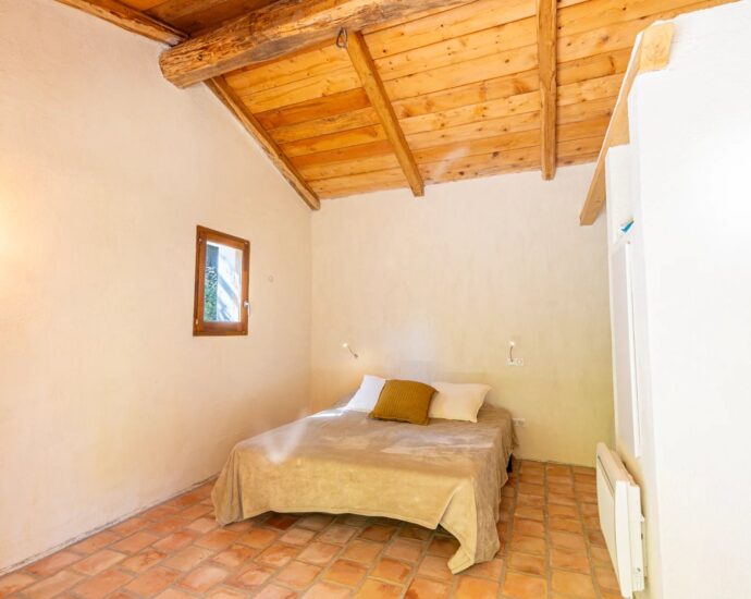 Plage de Canella, Sari-solenzara, pied dans l&rsquo;eau, accès privé plage.