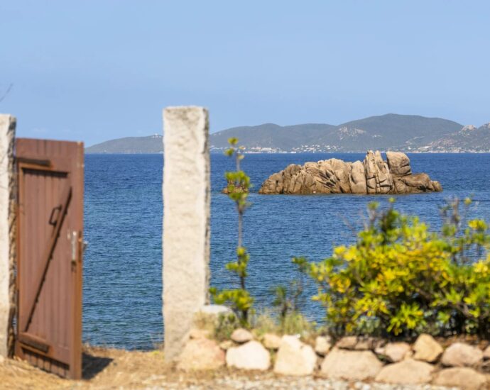 Porticcio, Presqu’île d’Isolella, Villa pieds dans l&rsquo;eau, 7 chambres, piscine, plage à pied, vue mer panoramique