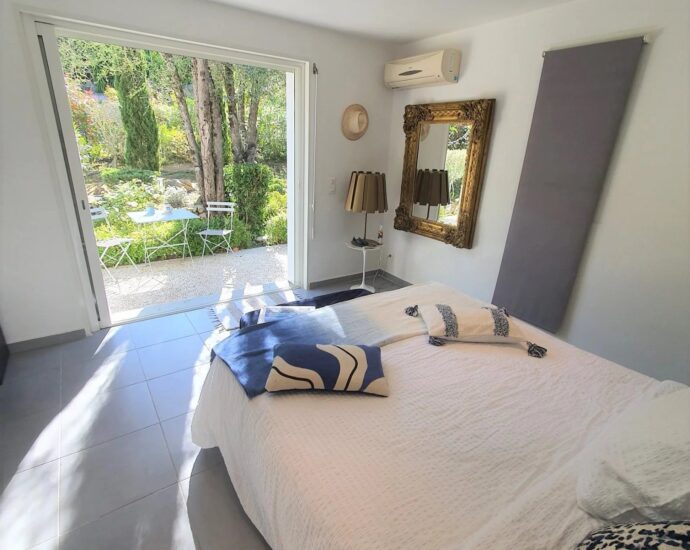 Lecci, Villa avec piscine,  5 chambres, environnement calme, proche plage et commodités