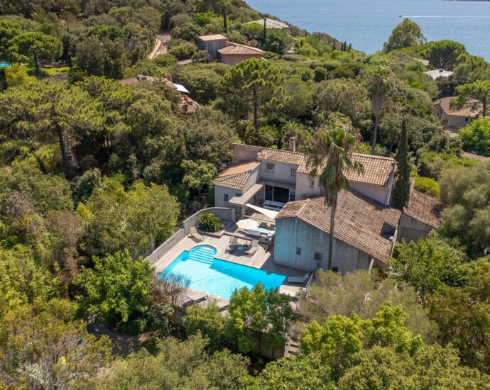 Porto-Vecchio, Domaine de Cala Rossa, 7 bedroom villa, swimming pool, walking distance to the beach