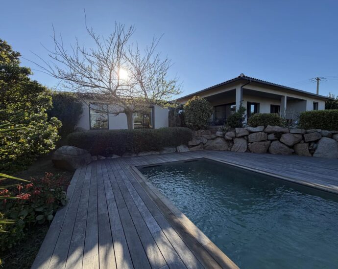 Pinarello, Capicciola, Villa 3 chambres, T4, piscine, vue dégagée, proche plage