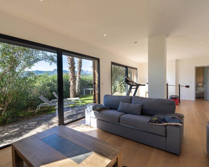 Exclusivité, Tarco, Villa vue mer,  8 chambres, piscine chauffée, salle de sport, proche plage