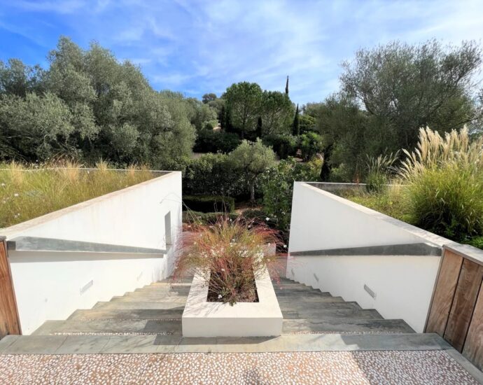 Lecci, Villa avec piscine,  5 chambres, environnement calme, proche plage et commodités