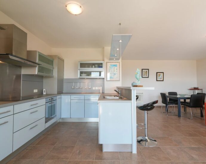 Exclusivité, Ajaccio, Route des Sanguinaires, Appartement vue mer, 3 chambres, plage à pied