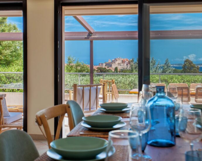 Calvi, 4-bedroom villa, sea view, heated pool, walking distance to beach.