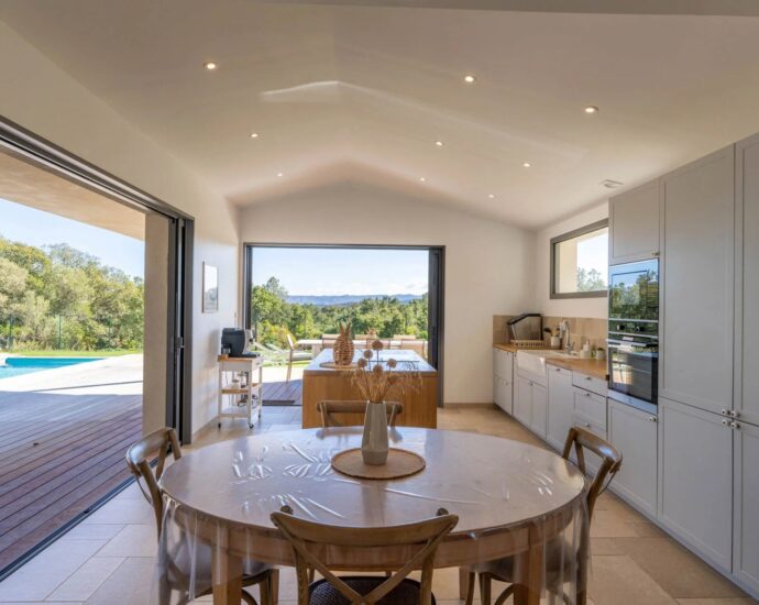 PORTO VECCHIO, Villa, 4 chambres, piscine chauffée, vue montagnes, proche plage