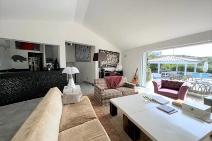 Lecci, Villa avec piscine,  5 chambres, environnement calme, proche plage et commodités