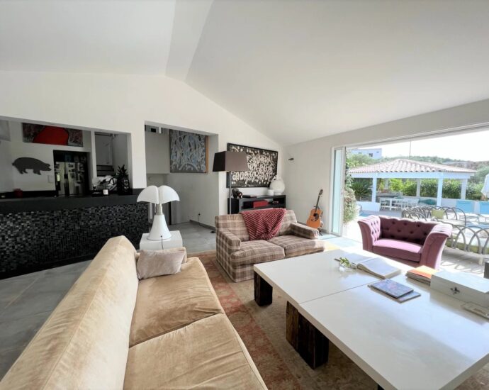 Lecci, Villa avec piscine,  5 chambres, environnement calme, proche plage et commodités