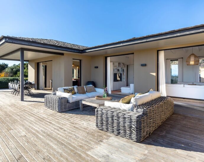 Pianottoli-Caldarello, Villa d&rsquo;architecte, 6 chambres, vue mer, piscine, plage à pied