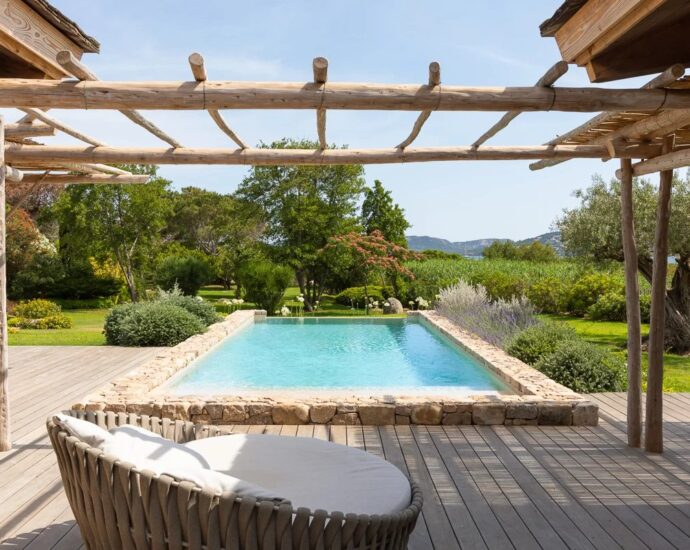 Plage de Cala Rossa, Villa 6 chambres, pied dans l&rsquo;eau, piscine, vue mer, plage à pied