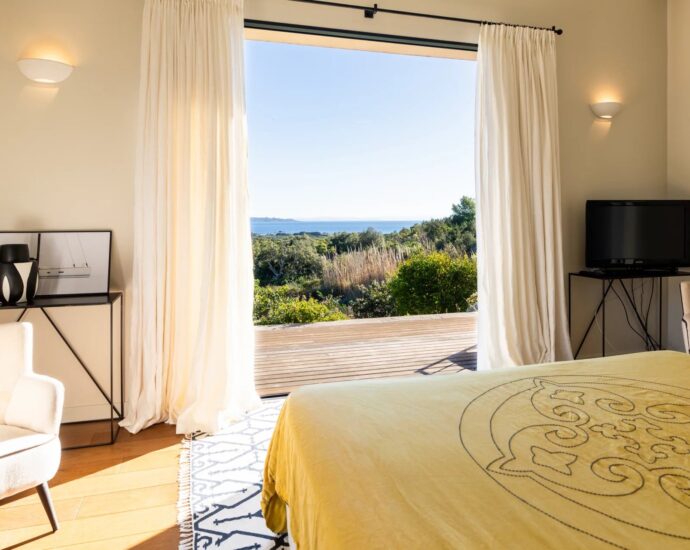 Pianottoli-Caldarello, Villa d&rsquo;architecte, 6 chambres, vue mer, piscine, plage à pied