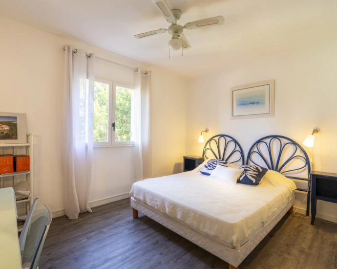 Porto-Vecchio, Domaine de Cala Rossa, villa 6 bedrooms, swimming pool and beach at walking distance