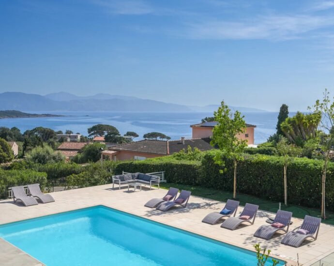 Sagone , Villa vue mer , 7 chambres, piscine, Proche plage