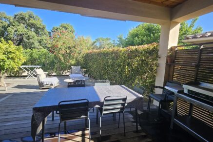SOUS OFFRE – Pinarello, Appartement avec jardin privatif, 2 chambres,  vue dégagée, plage à pied