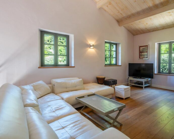 Côte Oriental, Penta-di-Casinca, Villa vue montagnes, 2 appartements, 6 chambres, piscine, proche plages et Bastia