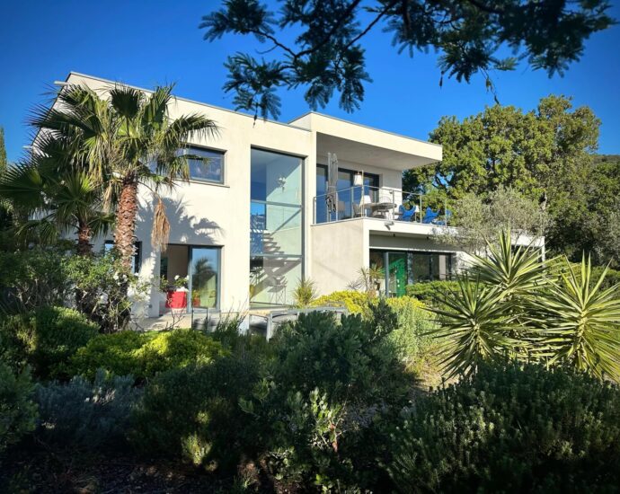 Pinarello, Contemporary 5-Bedroom Villa with Pool and Sea View, Nestled in the Heart of the Maquis