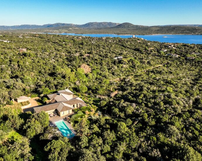 Pianottoli-Caldarello, Villa d&rsquo;architecte, 6 chambres, vue mer, piscine, plage à pied