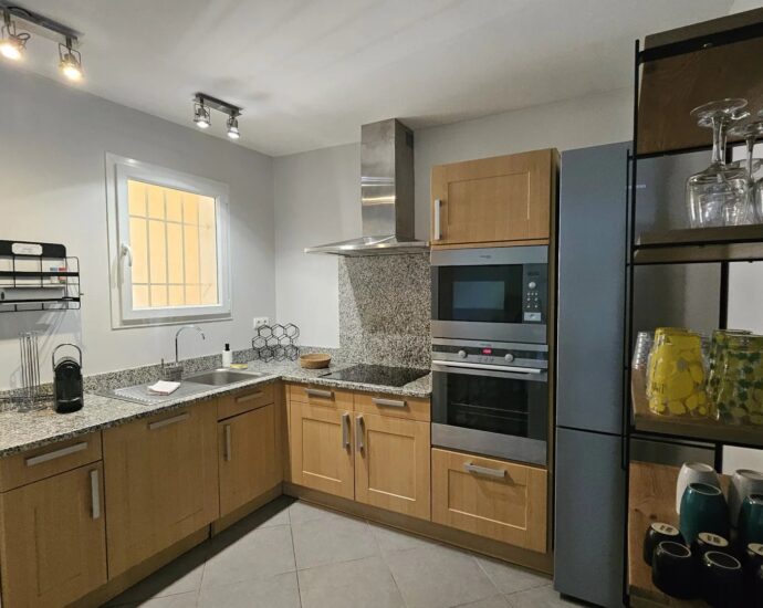 Pinarello, Appartement avec jardin privatif, 2 chambres,  vue dégagée, plage à pied