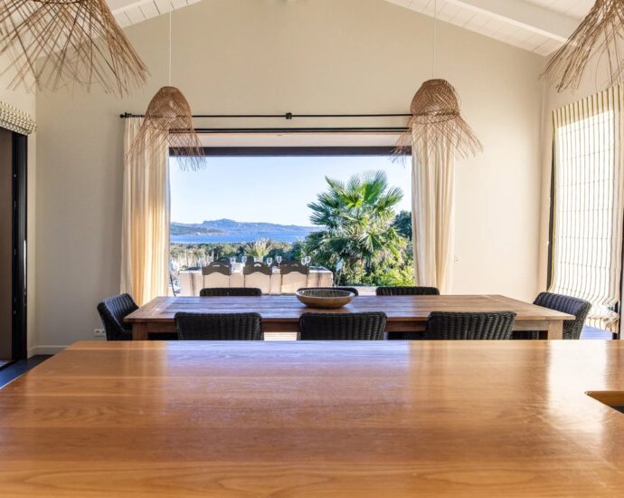 Pianottoli-Caldarello, Villa d&rsquo;architecte, 6 chambres, vue mer, piscine, plage à pied