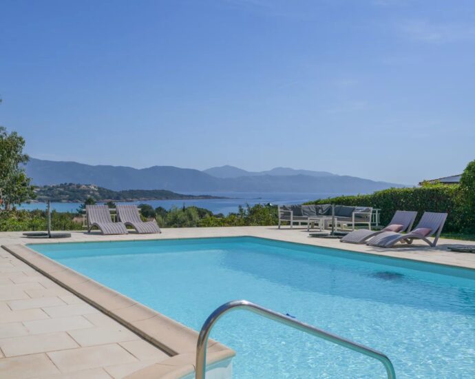 Sagone , Villa vue mer , 7 chambres, piscine, Proche plage
