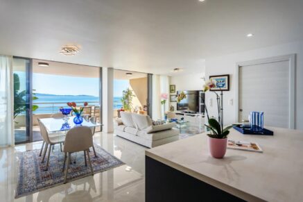 Exclusive, Ajaccio, Route des Sanguinaires , Panoramic sea view apartment with 2 bedrooms, terrace, and within walking distance of the beach.