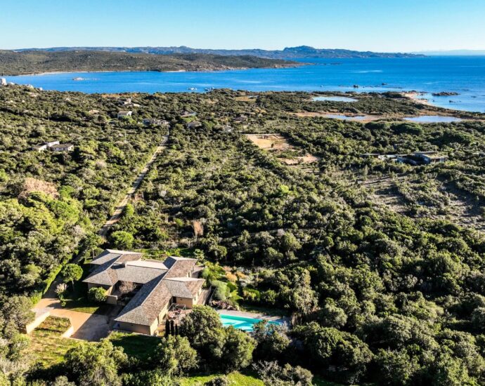 Pianottoli-Caldarello, Villa d&rsquo;architecte, 6 chambres, vue mer, piscine, plage à pied