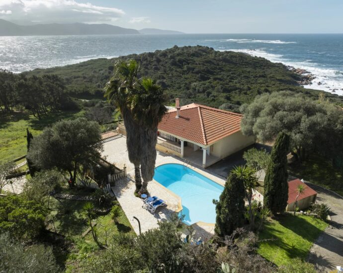 Sagone , Villa vue mer panoramique, 8 chambres, piscine, plage à pied